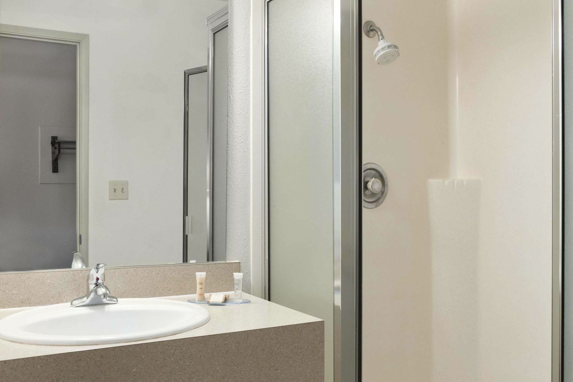 Howard Johnson By Wyndham Salem Esterno foto
